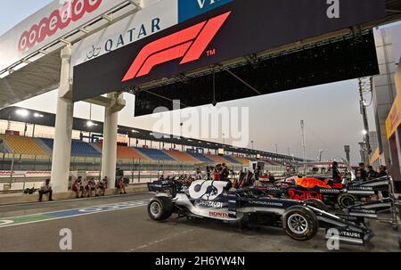 Doha, Qatar. 18 Nov 2021. Una visione generale dell'area pit lane davanti al Gran Premio di Formula uno Qatar al circuito internazionale Losail di Doha, Qatar, 18 novembre 2021. Credit: Nikku/Xinhua/Alamy Live News Foto Stock