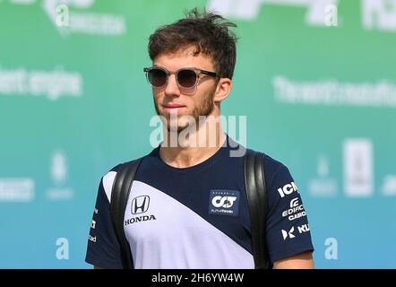Doha, Qatar. 18 Nov 2021. Il pilota francese della Scuderia AlphaTauri Racing, Pierre Gasly, arriva sul circuito Internazionale di Losail davanti al Gran Premio di Formula uno del Qatar a Doha, Qatar, 18 novembre 2021. Credit: Nikku/Xinhua/Alamy Live News Foto Stock