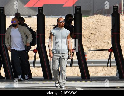 Doha, Qatar. 18 Nov 2021. Il driver Mercedes-AMG Petronas Lewis Hamilton della Gran Bretagna arriva al circuito Internazionale di Losail davanti al Gran Premio di Formula uno Qatar a Doha, Qatar, 18 novembre 2021. Credit: Nikku/Xinhua/Alamy Live News Foto Stock