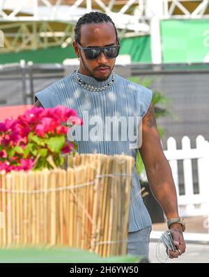 Doha, Qatar. 18 Nov 2021. Il driver Mercedes-AMG Petronas Lewis Hamilton della Gran Bretagna arriva al circuito Internazionale di Losail davanti al Gran Premio di Formula uno Qatar a Doha, Qatar, 18 novembre 2021. Credit: Nikku/Xinhua/Alamy Live News Foto Stock