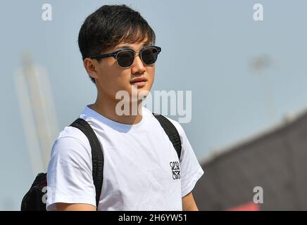 Doha, Qatar. 18 Nov 2021. Il driver della Scuderia AlphaTauri Tsunoda Yuki del Giappone arriva al circuito Internazionale di Losail davanti al Gran Premio di Formula uno del Qatar a Doha, Qatar, 18 novembre 2021. Credit: Nikku/Xinhua/Alamy Live News Foto Stock