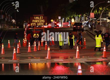 Miami, Florida, Stati Uniti. 18 Nov 2021. Vista della strada mentre le precipitazioni delle inondazioni hanno colpito South Miami, Florida il 18 novembre 2021. Credit: Mpi34/Media Punch/Alamy Live News Foto Stock