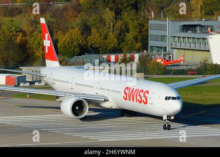 Velivolo Swiss Airlines Boeing 777 in arrivo per la partenza RWY28 dall'aeroporto di Zurigo. Aereo 777-300ER di Swiss Air Lines all'aeroporto di Kloten. Foto Stock