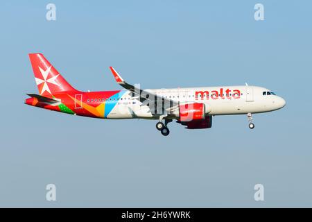 Air Malta Airbus A320. Compagnia aerea con A320 Neo. Aereo Airmalta in arrivo da Luqa, la Valletta, Malta. Foto Stock