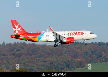 Air Malta Airbus A320. Compagnia aerea con A320 Neo. Aereo Airmalta in arrivo da Malta. Foto Stock