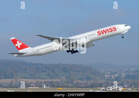 Velivolo Swiss Airlines Boeing 777-300ER che decollo dall'aeroporto di Zurigo. Velivolo appartenente a Swiss Iternational Air Lines in partenza dalla Svizzera. Foto Stock