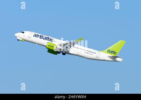 Air Baltic Airbus A220 in partenza da Zurigo. Aereo precedentemente noto come Bombardier CSeries 300 di AirBaltic decollo a riga, Lativa. Foto Stock