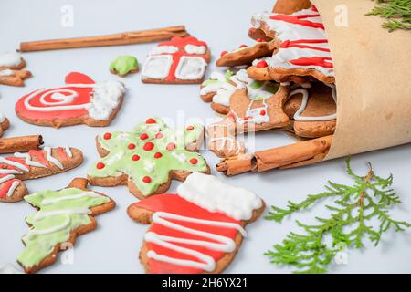 Biscotti di zenzero di Natale in una borsa su una superficie bianca Foto Stock