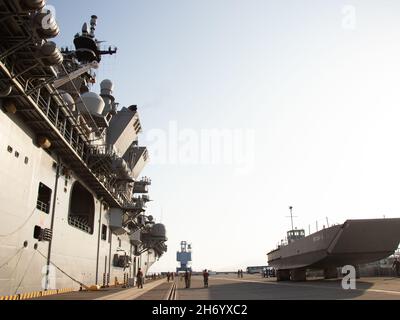 La USS America (LHA 6), l’unica nave d’assalto anfibio dispiegata in avanti della Marina, entra nel porto presso la Marine Corps Air Station Iwakuni, Giappone, 18 novembre 2021. Grazie alla sua posizione geografica e al suo giacimento aereo e porto, MCAS Iwakuni è stato solo in grado di fornire l'integrazione navale avanzata a sostegno della sicurezza regionale. L'America, ammiraglia dell'America Expeditionary Strike Group sta operando nell'area di responsabilità della 7a flotta degli Stati Uniti per migliorare l'interoperabilità con alleati e partner, e serve come una forza di risposta pronta a difendere la pace e la stabilità nella regione IndoPacifico Foto Stock