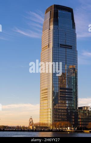 Jersey City, NJ - USA - 14 novembre 2021: Vista verticale al mattino presto di 30 Hudson Street, conosciuta anche come Goldman Sachs Tower, un edificio di 781 piani di 42 piedi Foto Stock