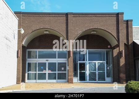 Muncy, Stati Uniti. 18 Nov 2021. Una vista esterna di un'entrata al centro commerciale Lycoming. Il centro commerciale Lycoming ha aperto nel 1978 con i grandi magazzini Hess, Sears e Gee Bee come suoi ancoraggi. Credit: SOPA Images Limited/Alamy Live News Foto Stock