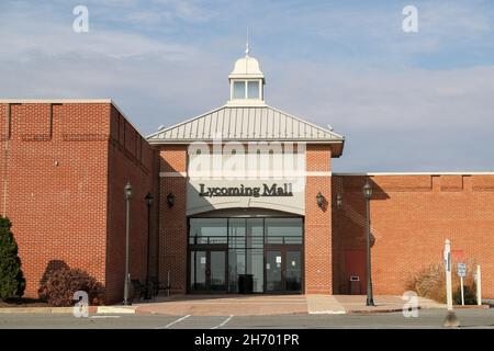 Muncy, Stati Uniti. 18 Nov 2021. Una vista esterna di un'entrata al centro commerciale Lycoming. Il centro commerciale Lycoming ha aperto nel 1978 con i grandi magazzini Hess, Sears e Gee Bee come suoi ancoraggi. Credit: SOPA Images Limited/Alamy Live News Foto Stock