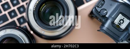 Obiettivi per fotocamere con laptop su desktop Foto Stock