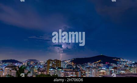 Arrivo di una forte tempesta con fulmini e pioggia. Queste condizioni meteorologiche sono tipiche dell'estate brasiliana. Foto Stock