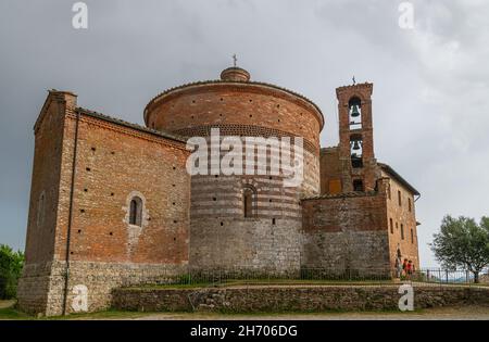 La Cappella Montesiepi su una collina vicino all'Abbazia di San Galgano famosa per la sua "parola nella pietra". Situato nei pressi di Chiusdino in provincia di Siena Foto Stock