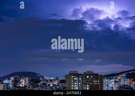 Arrivo di una forte tempesta con fulmini e pioggia. Queste condizioni meteorologiche sono tipiche dell'estate brasiliana. Foto Stock