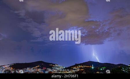 Arrivo di una forte tempesta con fulmini e pioggia. Queste condizioni meteorologiche sono tipiche dell'estate brasiliana. Foto Stock