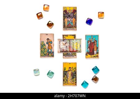 Stende le schede di tarot, cristallo su backgroun bianco piatto disposizione dall'alto la vista della fortuna che dice, previsione, concetto esoterico. Foto Stock