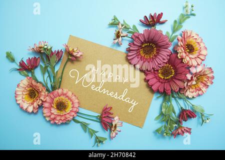 Buon mercoledì testo tipografico con bouquet di fiori su sfondo blu Foto Stock