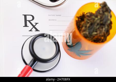 Vaso con erbe di marijuana essiccate che giacciono su prescrizione medica in bianco Foto Stock