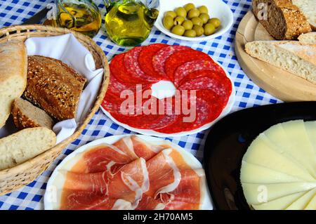 Selezione di tapas, pane rustico, formaggio Manchego, salame Jamon Serrano, olive verdi, Costa del Sol, Andalusia, Spagna, Europa occidentale. Foto Stock