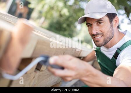 uomo in tute panca pittura in parco Foto Stock