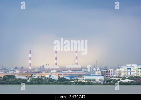 Singapore, 23 Feb 2016: Centrale elettrica con alti camini su sfondo nuvoloso. Foto Stock