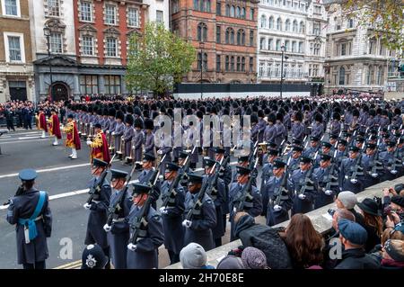 Il Cenotaph National Service of Remembrance si è tenuto alle 11:00 del mattino la Domenica di memoria. RAF Regiment Guardia e banda militare Foto Stock