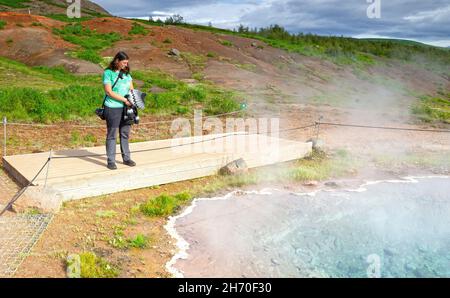 Geysir, Islanda - 28 luglio 2021: Turista nella zona di Geyser. Ogni anno molti turisti visitano il geyser situato nel cerchio d'oro Foto Stock