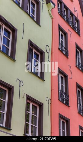 Vecchie case colorate nel centro storico di Colonia, in Germania Foto Stock