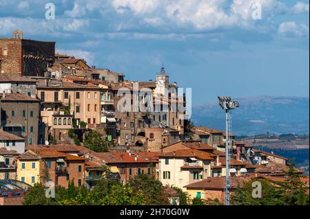 Chianciano Terme, Toscana, Italia. Agosto 2020. Vista sul borgo storico, riconoscibile la torre dell'orologio. Bella giornata estiva. Foto Stock