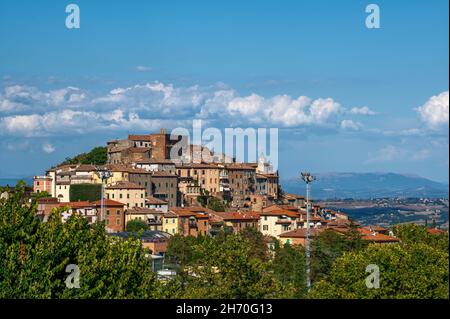 Chianciano Terme, Toscana, Italia. Agosto 2020. Vista sul borgo storico, riconoscibile la torre dell'orologio. Bella giornata estiva. Foto Stock