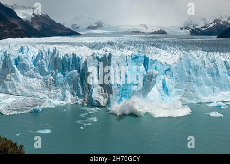 Il ghiacciaio Perito Moreno si spezza con un grosso pezzo di ghiaccio Foto Stock