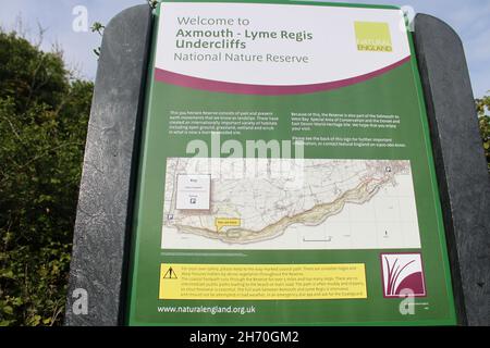 Axmouth - Lyme Regis sotto scogliere scheda di informazioni turistiche. Il percorso della costa sud-occidentale dell'Inghilterra. Sud Devon. Inghilterra. REGNO UNITO Foto Stock