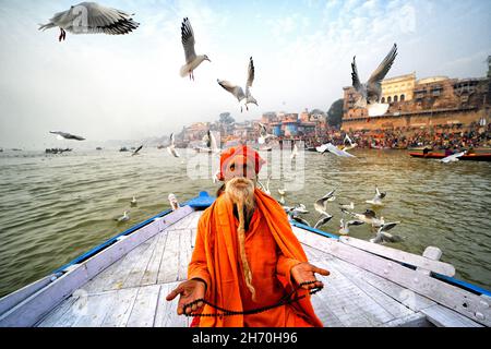 Varanasi, India. 19 Nov 2021. Un anziano Sadhu Indù visto posare per la foto su una barca al fiume Ganges, Varanasi.Varanasi è una della città indù più antica famosa per le sue culture antiche e attrae turisti da tutto il mondo durante tutto l'anno. (Credit Image: © Avishek Das/SOPA Images via ZUMA Press Wire) Foto Stock