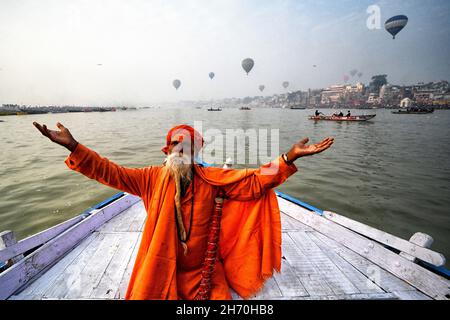 Varanasi, India. 19 Nov 2021. Un anziano Sadhu Indù visto posare per la foto su una barca al fiume Ganges, Varanasi.Varanasi è una della città indù più antica famosa per le sue culture antiche e attrae turisti da tutto il mondo durante tutto l'anno. (Credit Image: © Avishek Das/SOPA Images via ZUMA Press Wire) Foto Stock