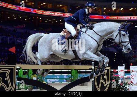 Praga, Repubblica Ceca. 19 Nov 2021. LAURA KLAPHAKE della squadra di Berlino Eagles nella finale della Super Cup GCL durante i Longines Global Champions Playoff 2021 a Praga, nella Repubblica Ceca. (Credit Image: © Slavek Ruta/ZUMA Press Wire) Credit: ZUMA Press, Inc./Alamy Live News Foto Stock