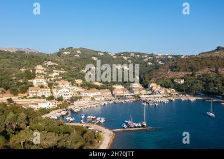 Vista aerea di Agios Stefanos - un villaggio di pescatori sul lungomare, e popolare destinazione turistica, sulla costa nord-orientale di Corfù, Isole IONIE, Grecia Foto Stock