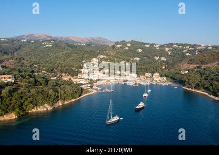 Vista aerea di Agios Stefanos - un villaggio di pescatori sul lungomare, e popolare destinazione turistica, sulla costa nord-orientale di Corfù, Isole IONIE, Grecia Foto Stock