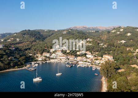 Vista aerea di Agios Stefanos - un villaggio di pescatori sul lungomare, e popolare destinazione turistica, sulla costa nord-orientale di Corfù, Isole IONIE, Grecia Foto Stock