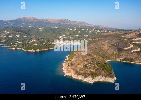 Vista aerea di Agios Stefanos - un villaggio di pescatori sul lungomare, e popolare destinazione turistica, sulla costa nord-orientale di Corfù, Isole IONIE, Grecia Foto Stock