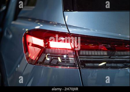 Riga, Lettonia, Sep 24, 2021: Luci posteriori a LED primo piano di nev Audi Q4 e-tron elettrico lusso SUV, modello 2021, esterno elegante Foto Stock