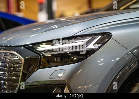 Riga, Lettonia, 24 set 2021: Prima di Audi Q4 e-tron Electric Luxury SUV ad un salone di motorizzazione, fari a LED a primo piano Foto Stock