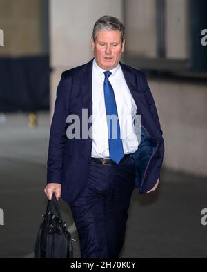 Londra, Inghilterra, Regno Unito. 19 Nov 2021. Il leader del partito laburista KEIR STARMER è visto lasciare la BBC Broadcasting House dopo essere apparso sullo spettacolo della colazione. (Credit Image: © Tayfun Salci/ZUMA Press Wire) Credit: ZUMA Press, Inc./Alamy Live News Foto Stock