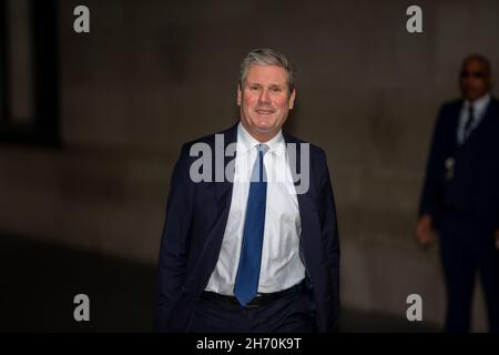 Londra, Inghilterra, Regno Unito. 19 Nov 2021. Il leader del partito laburista KEIR STARMER è visto lasciare la BBC Broadcasting House dopo essere apparso sullo spettacolo della colazione. (Credit Image: © Tayfun Salci/ZUMA Press Wire) Credit: ZUMA Press, Inc./Alamy Live News Foto Stock
