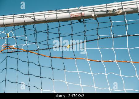 Una rete di calcio allestito in un gol sulle piazzole di calcio Clapham Common, Londra, Regno Unito Foto Stock