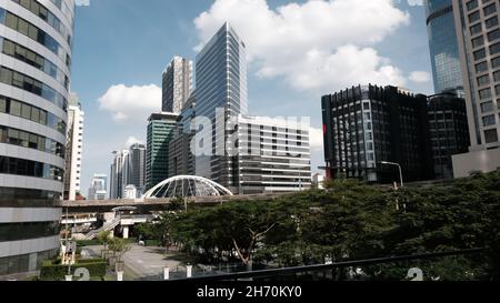 BTS Skywalk Bridge Plaza presso Sathron Road Chong Nonsi Bang Rak District, Bangkok Thailandia Foto Stock