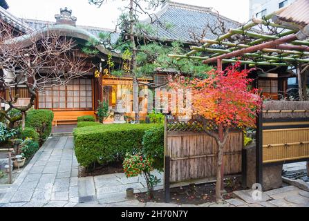 Un edificio Giapponese tradizionale colorato e bello con un giardino squisitamente preparato e mantenuto nel centro di Kyoto. Foto Stock