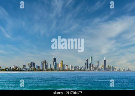 Una vista dall'altra parte dell'Oceano Pacifico di Surfers Paradise sulla Gold Coast nel Queensland da Burleigh Heads. Foto Stock