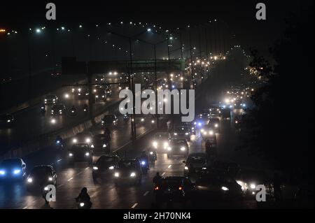 New Delhi, India. 19 Nov 2021. Il traffico si muove lentamente durante l'inquinamento atmosferico pesante continuo nella capitale indiana di Nuova Delhi, India il giovedì 18 novembre 2021. La qualità dell'aria di Delhi è nella categoria molto povera con l'AQI medio di 24 ore registrato a più di 360. Tutte le scuole, i college e gli istituti di istruzione pubblici e privati della NCR rimangono chiusi. Foto di Abhishek/UPI Credit: UPI/Alamy Live News Foto Stock